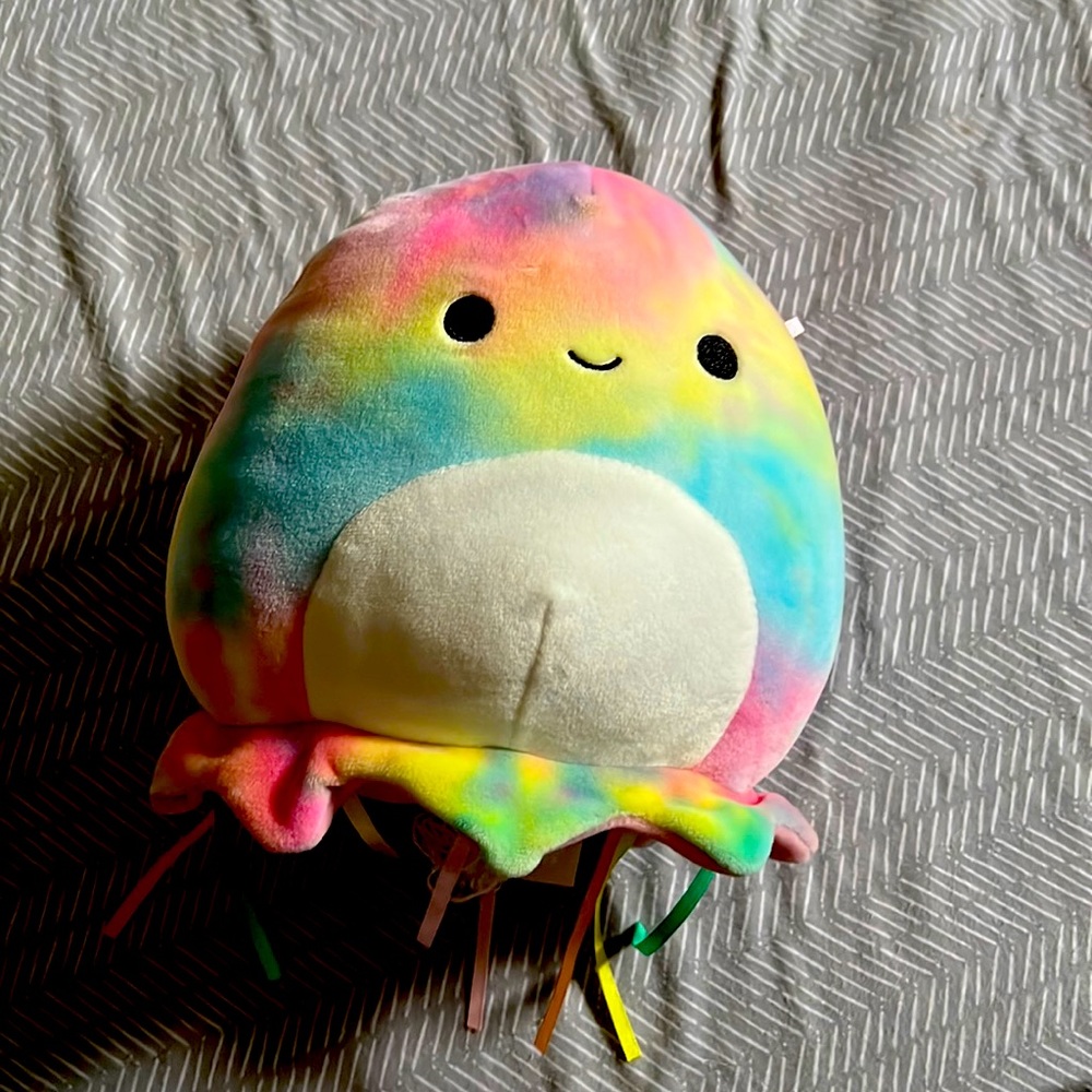 It’s very cute wits a good size different colors it’s a jellyfish
